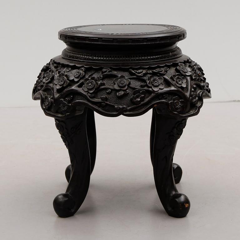 PIEDESTAL, orientalisk, 1900-tal.