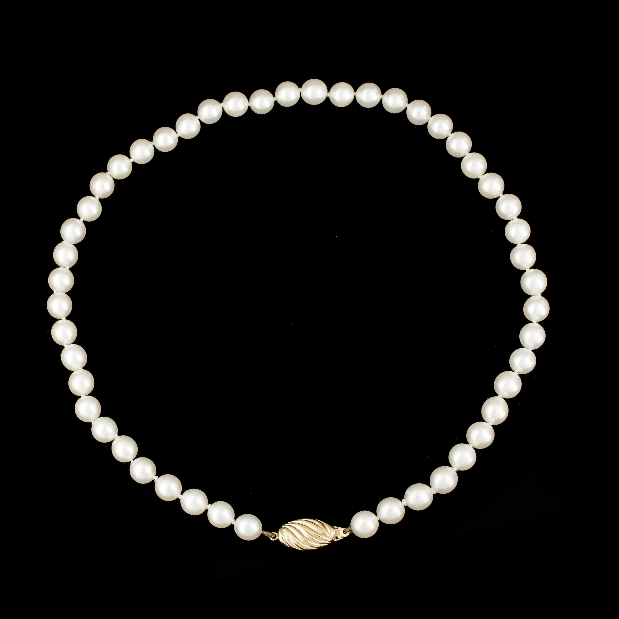 COLLIER, odlade saltvattenspärlor med lås i guld.