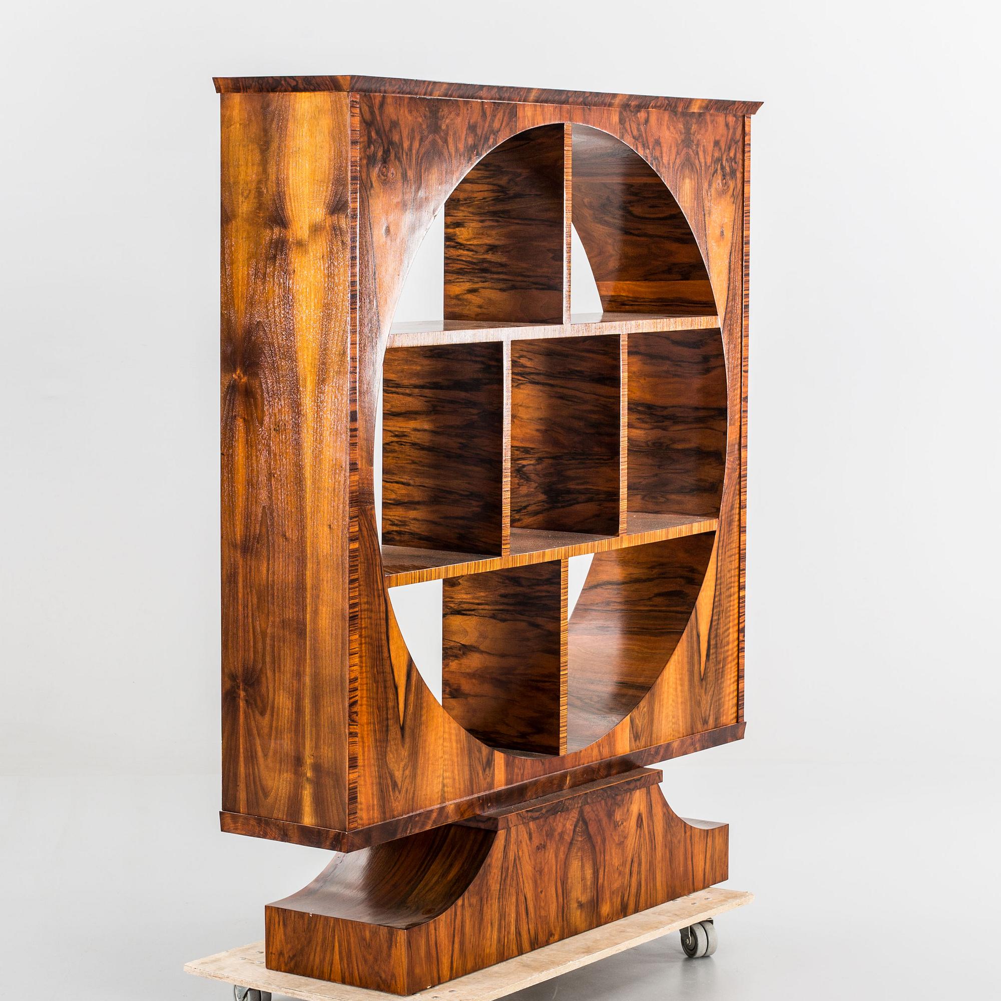 AN ART DECO STYLE BOOKSHELF FROM THE SECOND HALF OF THE 20TH CENTURY.