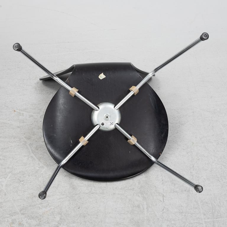 Arne Jacobsen, stolar sex st. "Sjuan", Fritz Hansen, Danmark, daterade 1966.