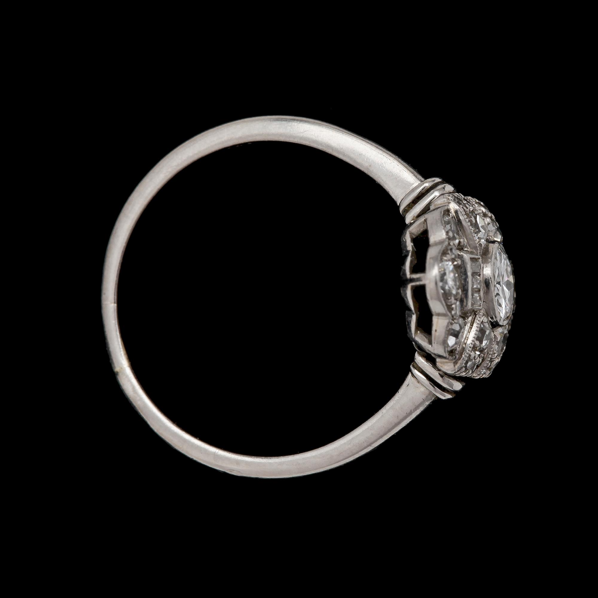 RING, platina med diamater, tot ca 0.65 ct, 1930-tal.