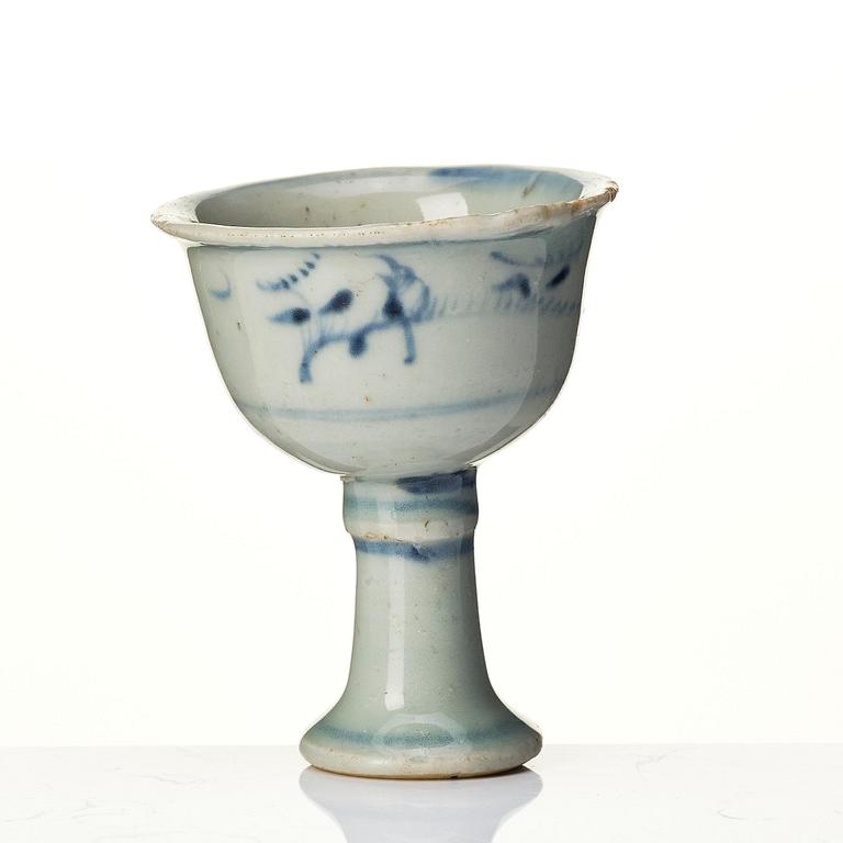 A small blue and white stemcup, Ming dynasty (1368-1644).