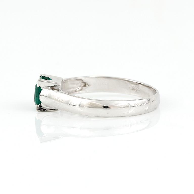 RING, 18K vitguld med smaragdslipad smaragd tot 0,77 ct. Vikt 3,01 gram.