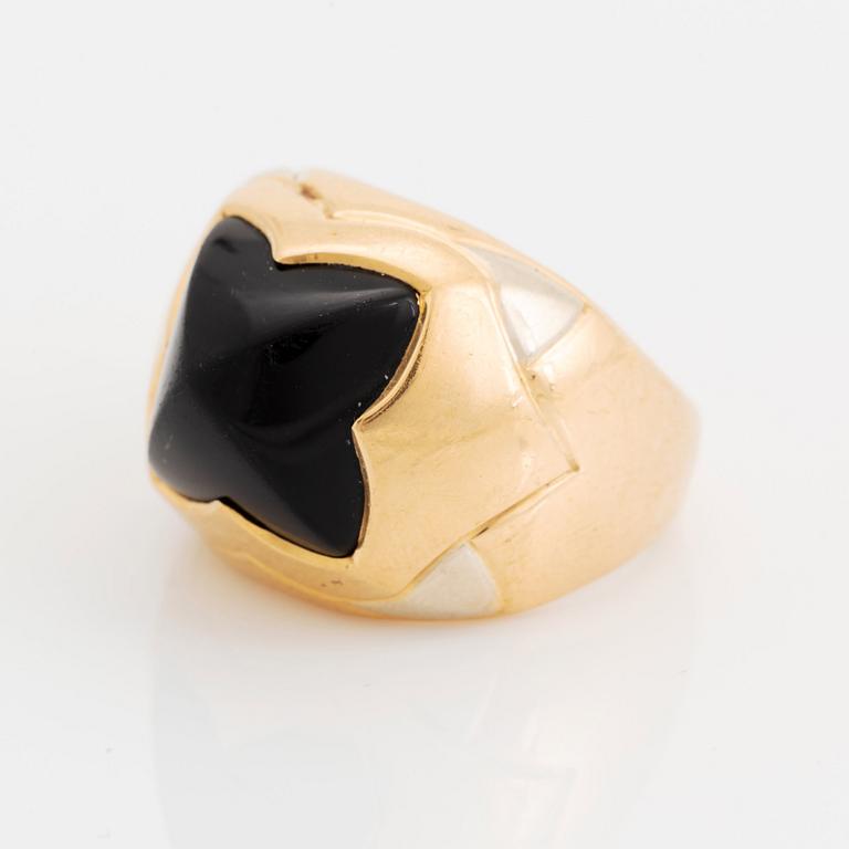 An 18K gold and onyx Bulgari ring.