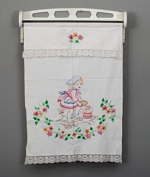 HANDUKSSTÄLLNING  med BRODERAD SKYDDSTYG, målat trä och bomull. 1900-talets mitt.