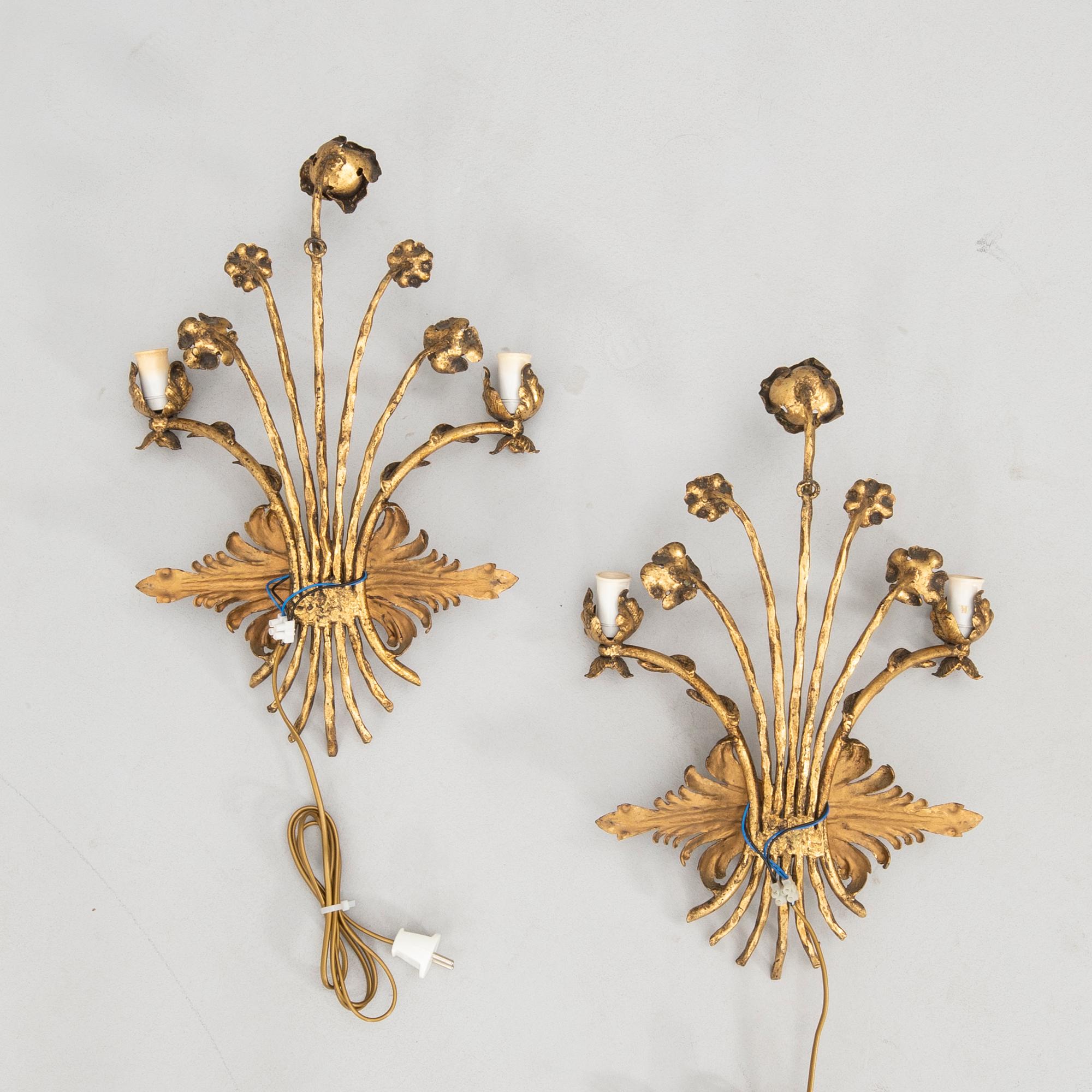 Wall lamps, a pair from the mid-20th century.