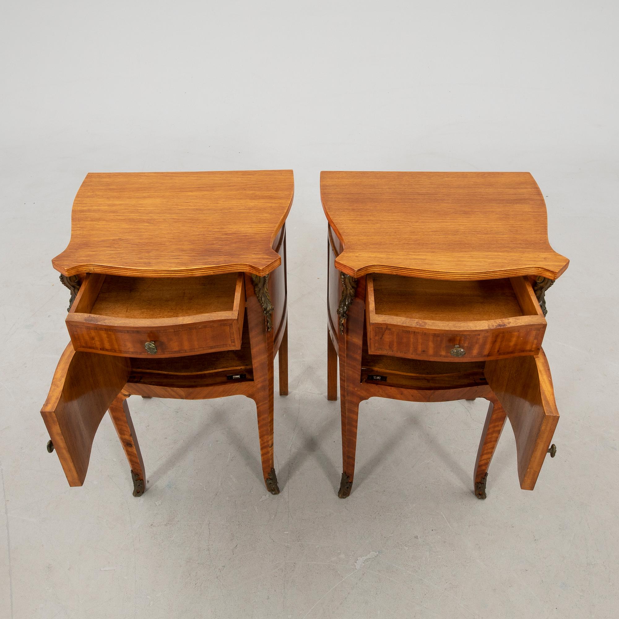 Sängbord ett par rokokostil 1900-talets andra hälft.