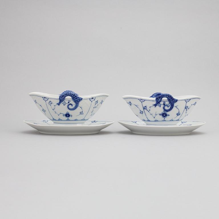 Matservis, 58 delar, porslin, "Musselmalet", Bing & Grøndahl samt Royal Copenhagen, Danmark.