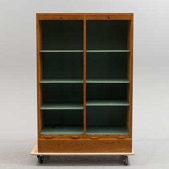 ARKIVSKÅP med jalusidörrar, 1900-talets mitt.