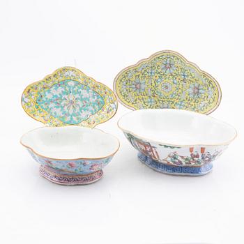 A set of four Chinese porcelain bowls and plates 19th/20th century.