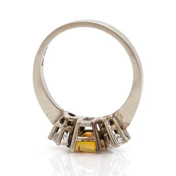 A circa 1.00 ct yellow sapphire and brilliant cut diamond ring. Total carat weight of diamonds circa 0,50 ct.