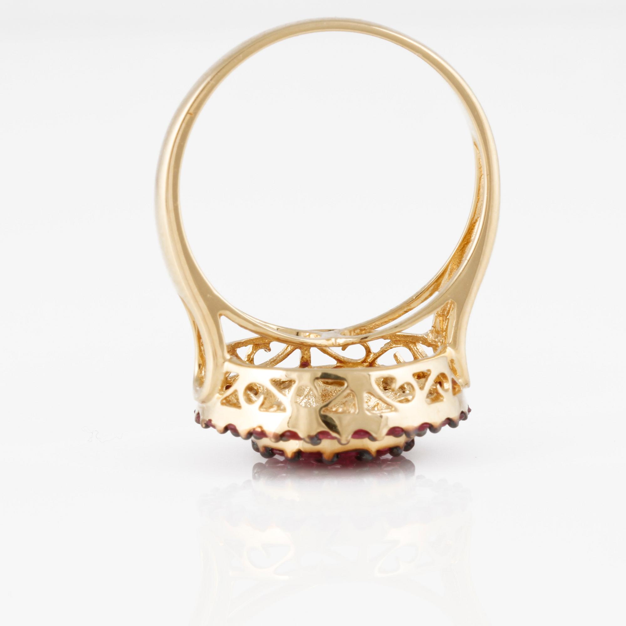 RING, 18K guld med baguetteslipade diamanter ca 0.25 ct samt fasettslipade rubiner ca 1.20 ct. Vikt 5,0 gram.