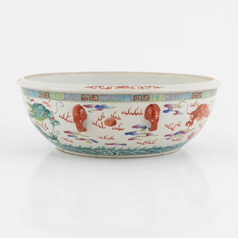 A famille rose 'dragon' bowl, late Qing dynasty/around 1900.