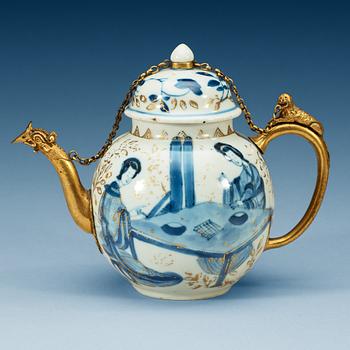 A blue and white tea pot with cover, Qing dynasty, Kangxi (1662-1722).