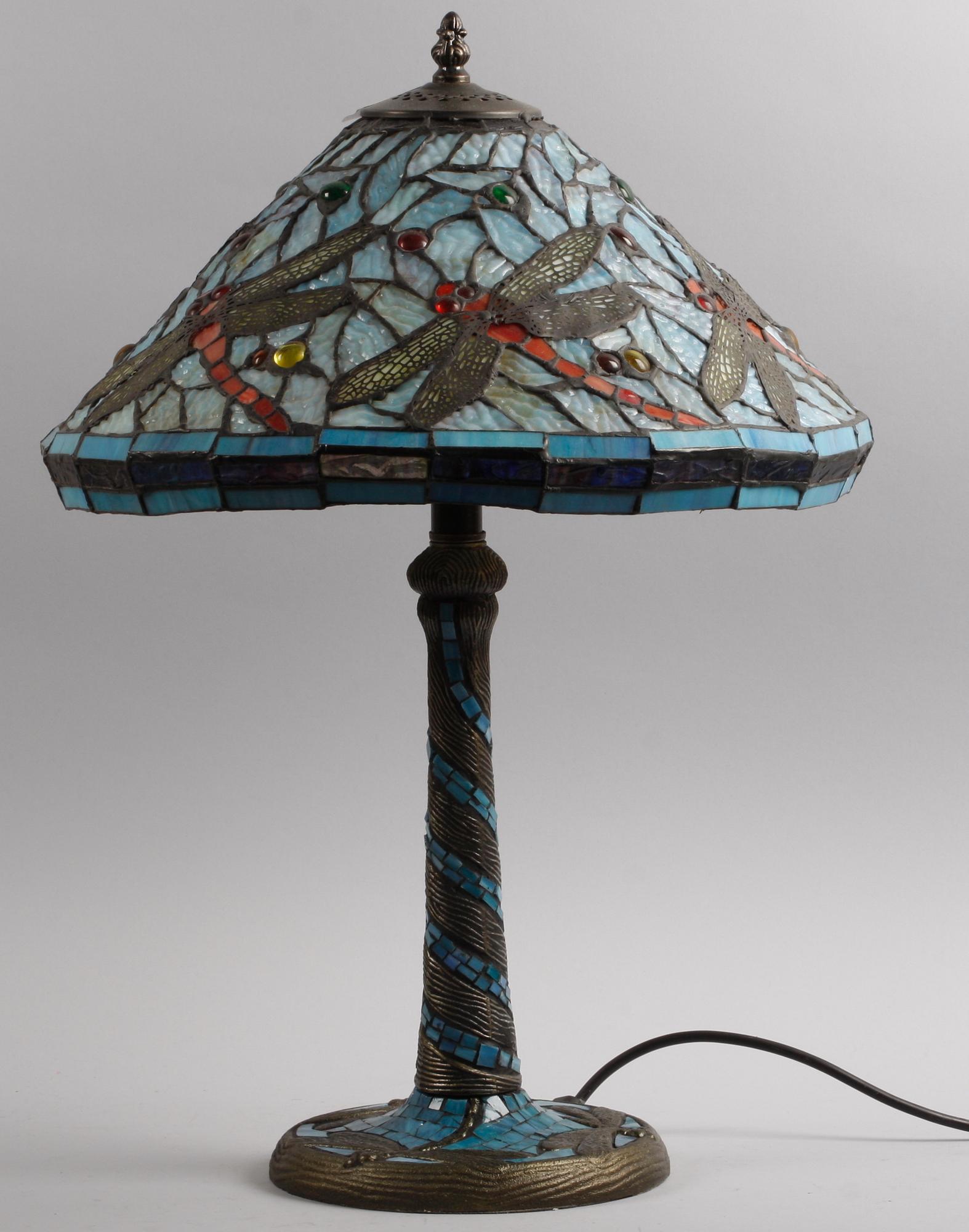 BORDSARMATUR. Tiffany-stil. Bla glas och metall. Dekor av sländor.