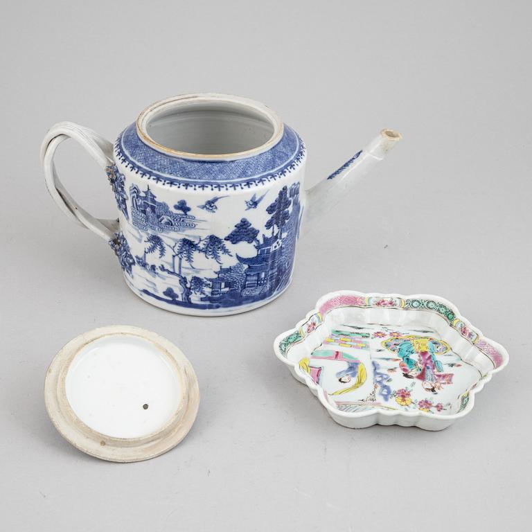 A chinese blue and white porcelain tea pot, two tea caddies, and a dish for a tea pot, Qing Dynasty, Qianlong (1736-95).