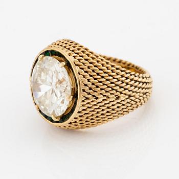 A Sterlé ring in 18K gold with a round brilliant-cut diamond.