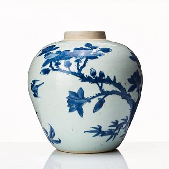 A blue and white Transitional vase, 17th Century.