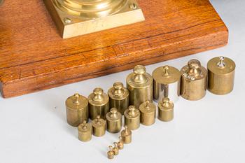 VÅG med vikter (17 st), tidigt 1900-tal.