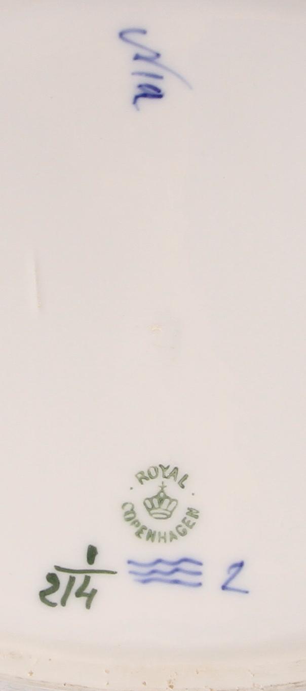 TERRIN MED LOCK OCH FAT, porslin, "Musselmalet", Royal Copenhagen.