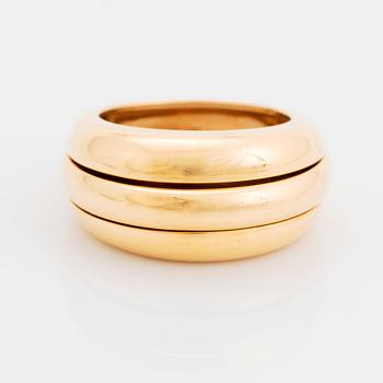 344. An 18K gold Cartier ring.