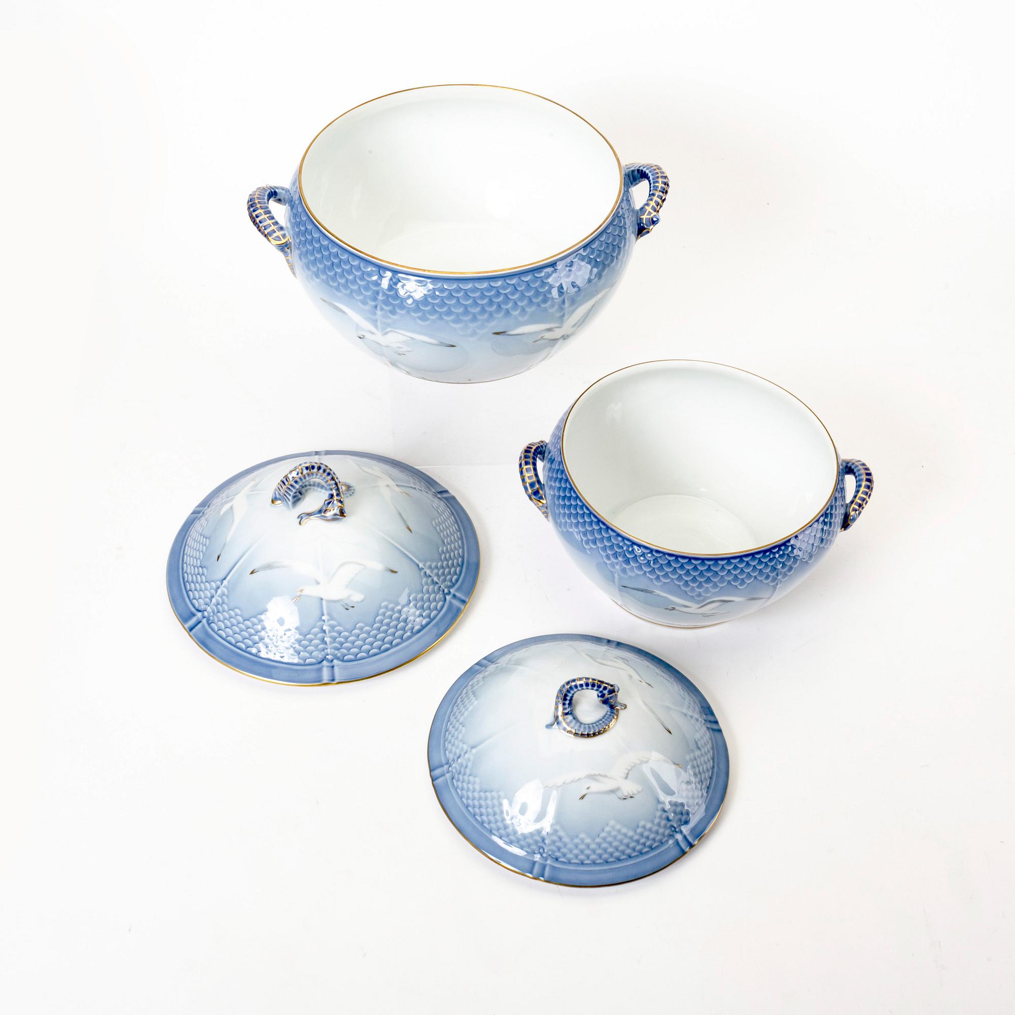 A 136 pcs Måsen dinner service Royal Copenhagen and Bing & Grondahl Denmmark.