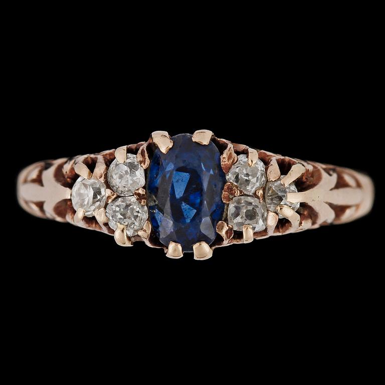 RING, 18k guld med safir ca 0,5 ct och 6 gammalslipade diamanter tot ca 0,21ct. Vikt 3,7g.