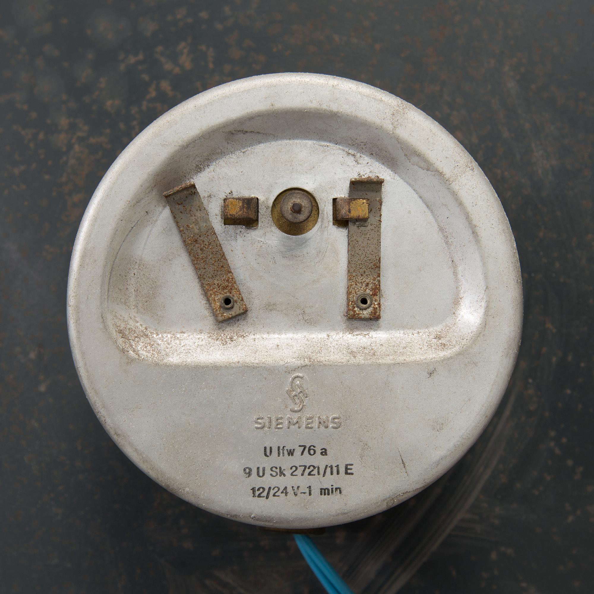 a Siemens "ANU 39" wall clock from the first half of the 20th century.