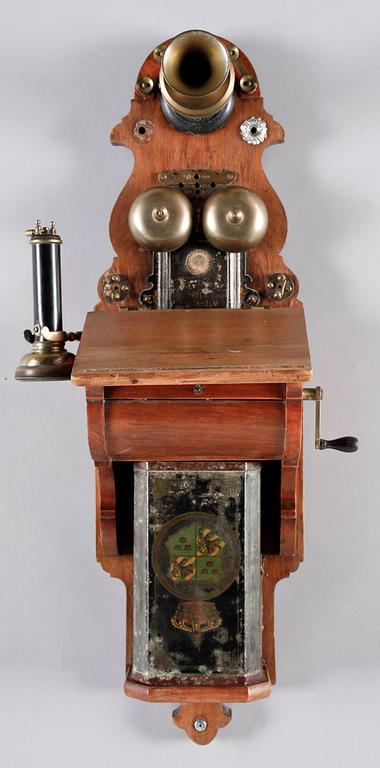 VÄGGTELEFON, LM Ericsson, tillverkad år 1900.