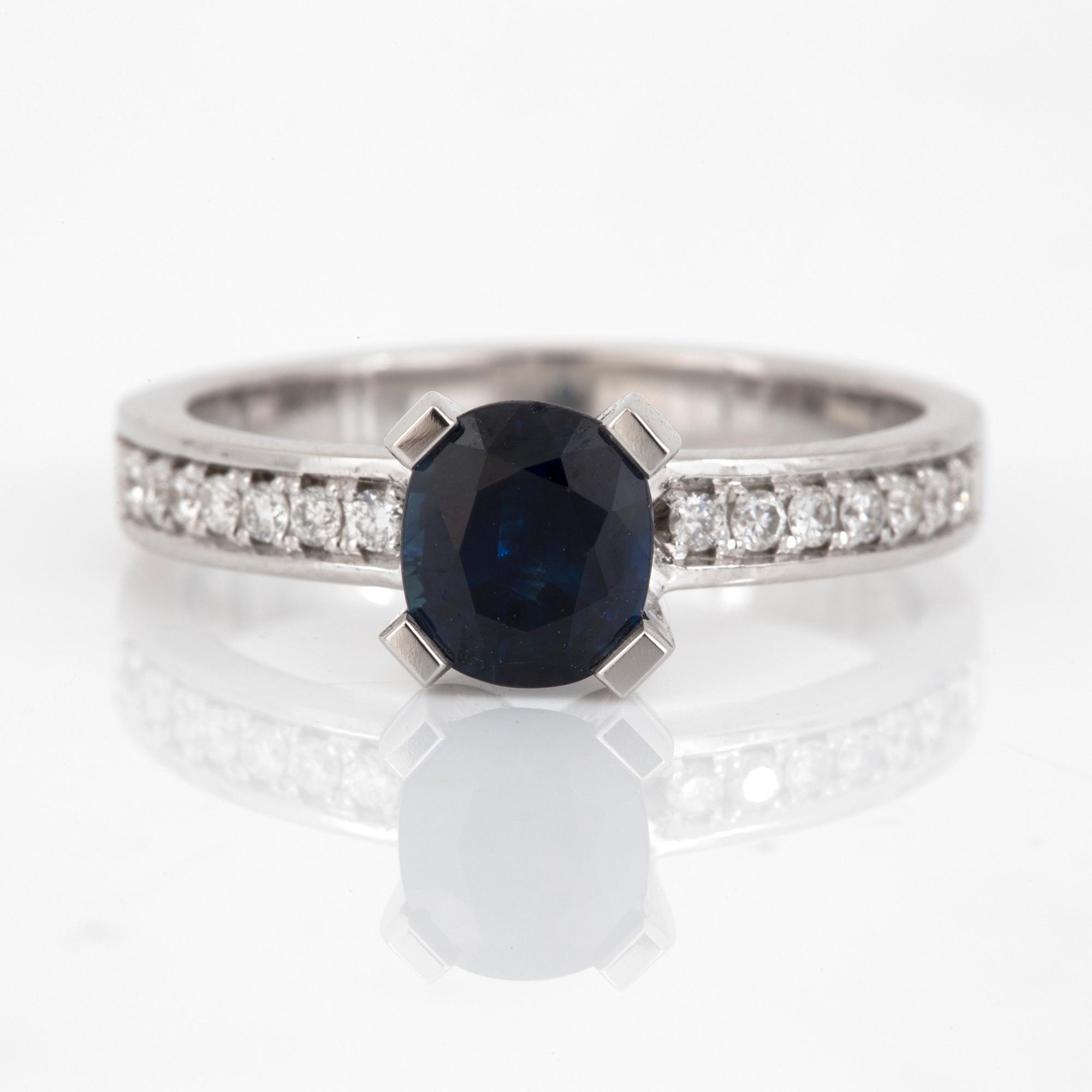 RING, 14K vitguld med safir ca 1.18 ct och briljantslipade diamanter totalt ca 0.16 ct. Total vikt 3,9 g.