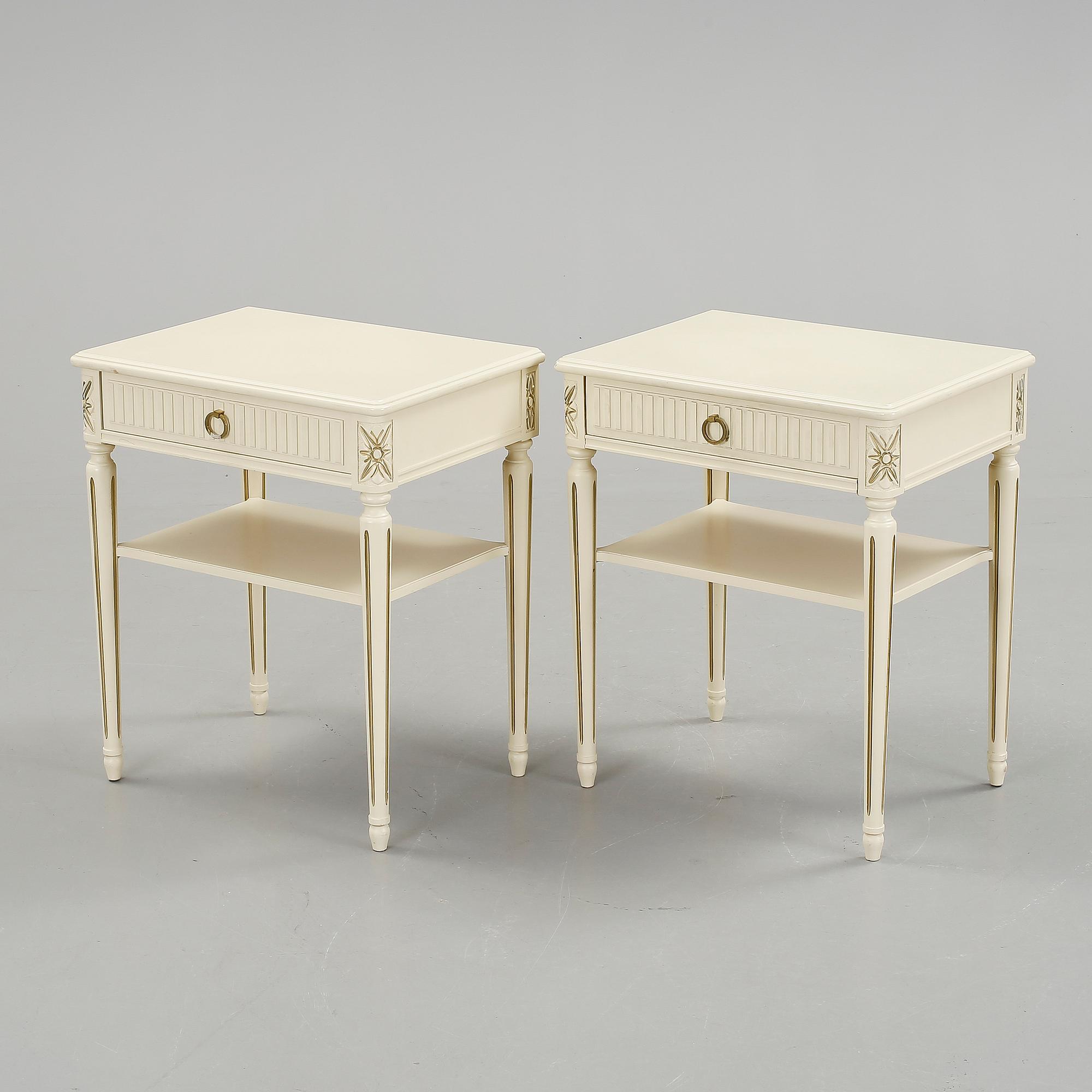 SÄNGBORD, ett par, gustaviansk stil, 1900-tal.