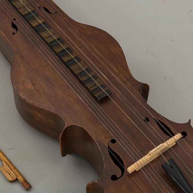 PSALMODIKON samt två stråkar, musikinstrument, 1800-tal / sekelskiftet 1900 Sverige.