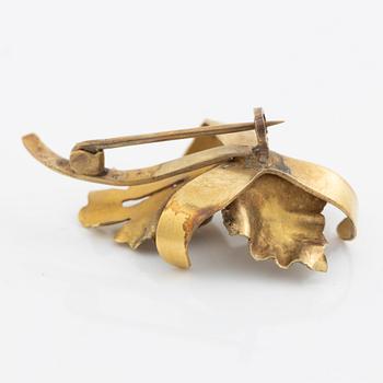 Brosch 18K guld i form av blomma med en pärla.