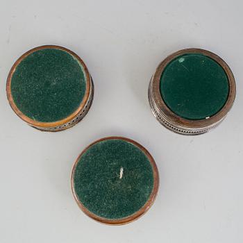 A lot of 3 SILVERPLATED COASTERS
20th century.