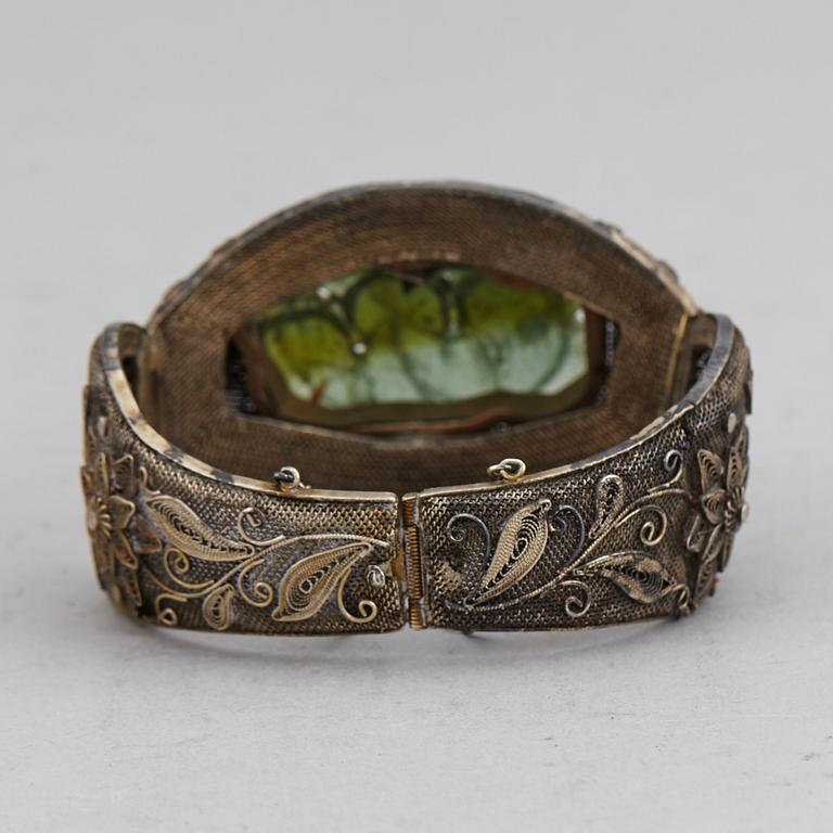 A Chinese silver filigree bracelet with inlays stone, early 20th century.