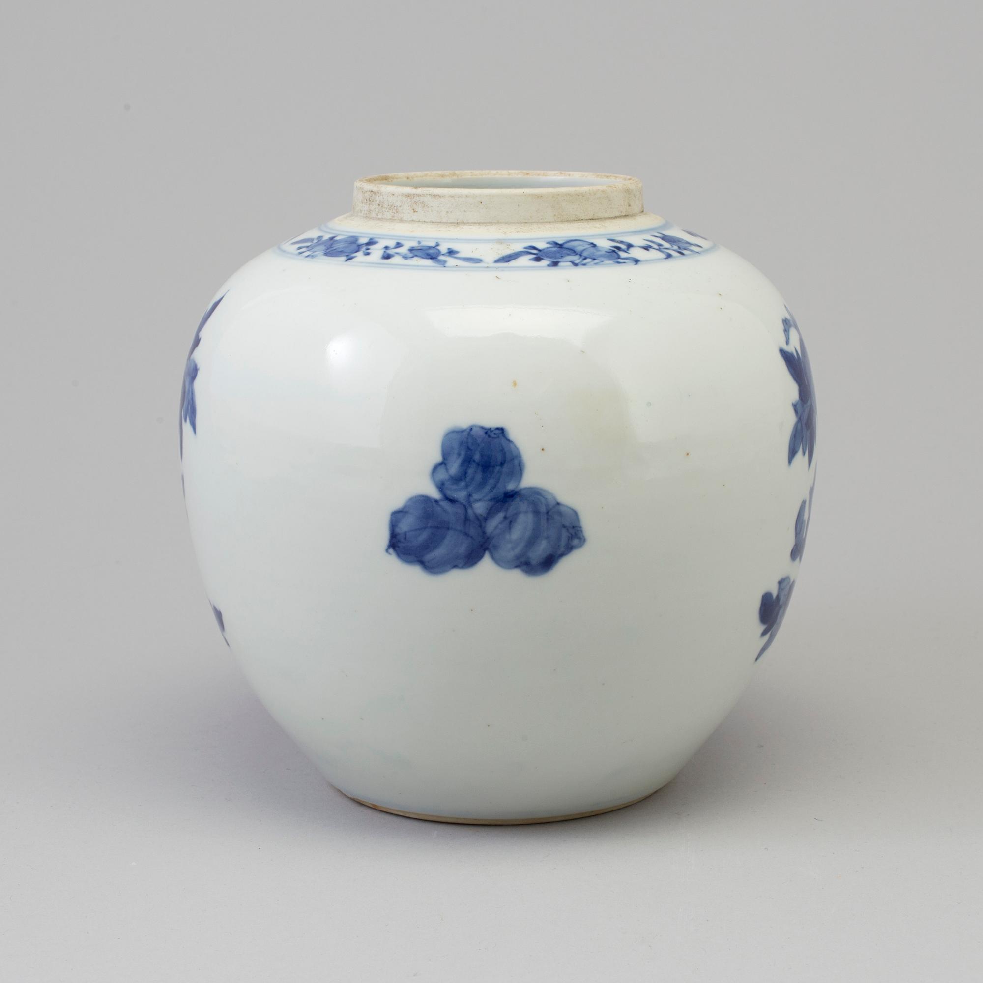 A blue and white porcelain jar, Qing dynasty, late 19th century.