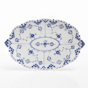 Royal Copenhagen, Fat, porslin, modell 1060, "Musselmalet", helblonde, Danmark, 1889-1922.