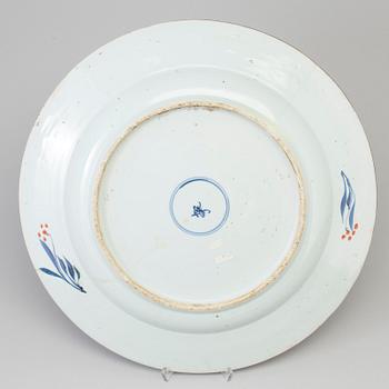 A large imari export porcelain dish, Qing dynasty, 18th century.
