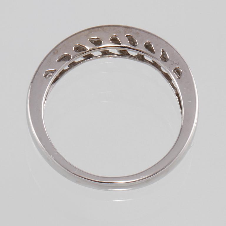 RING, 14K vitguld med 11 briljantslipade diamanter, utländska stämplar. Vikt 2,1 gram.