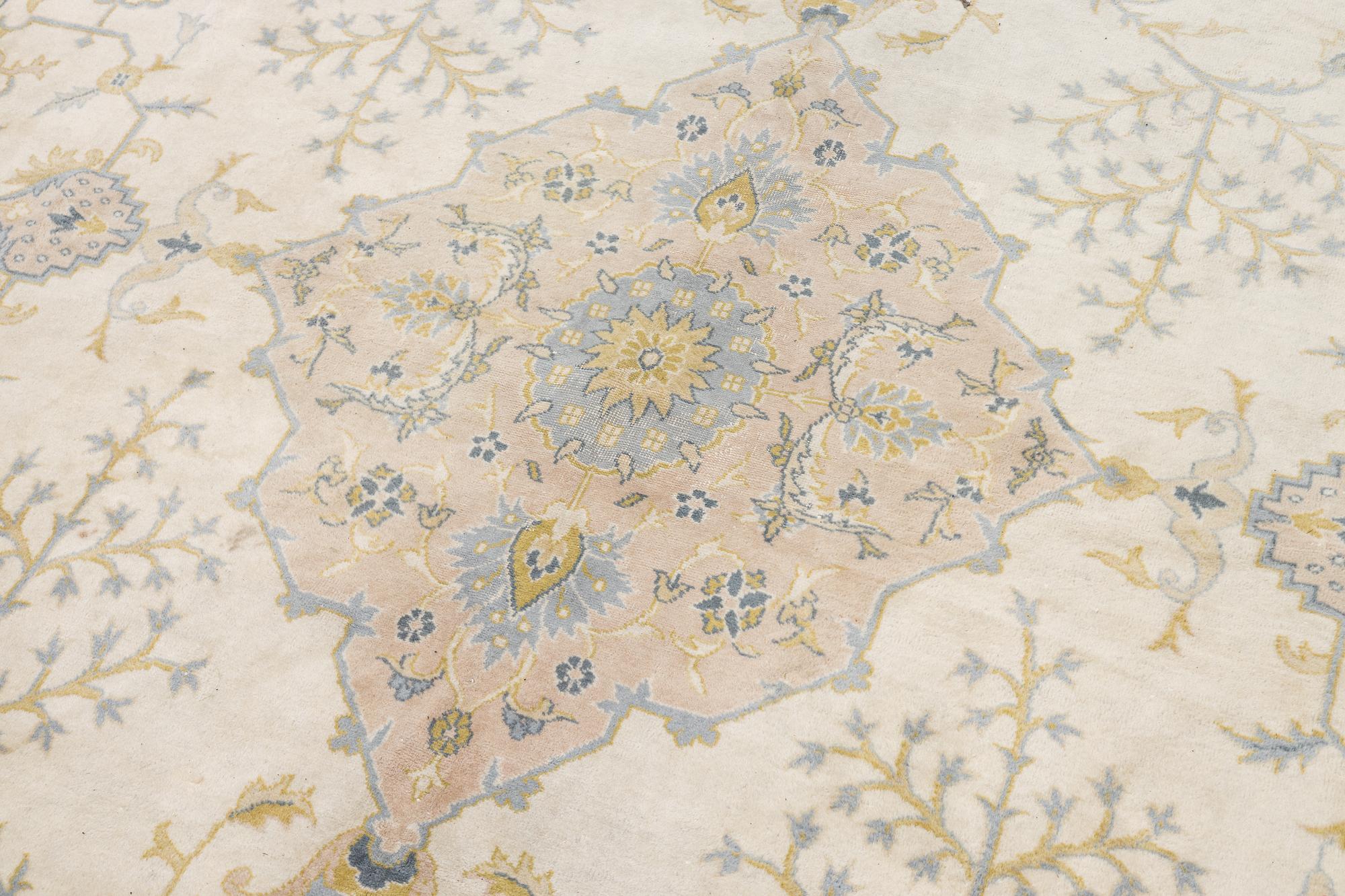 Rug, Eastern Europe, Smyrna pattern. 520 x 355 cm.