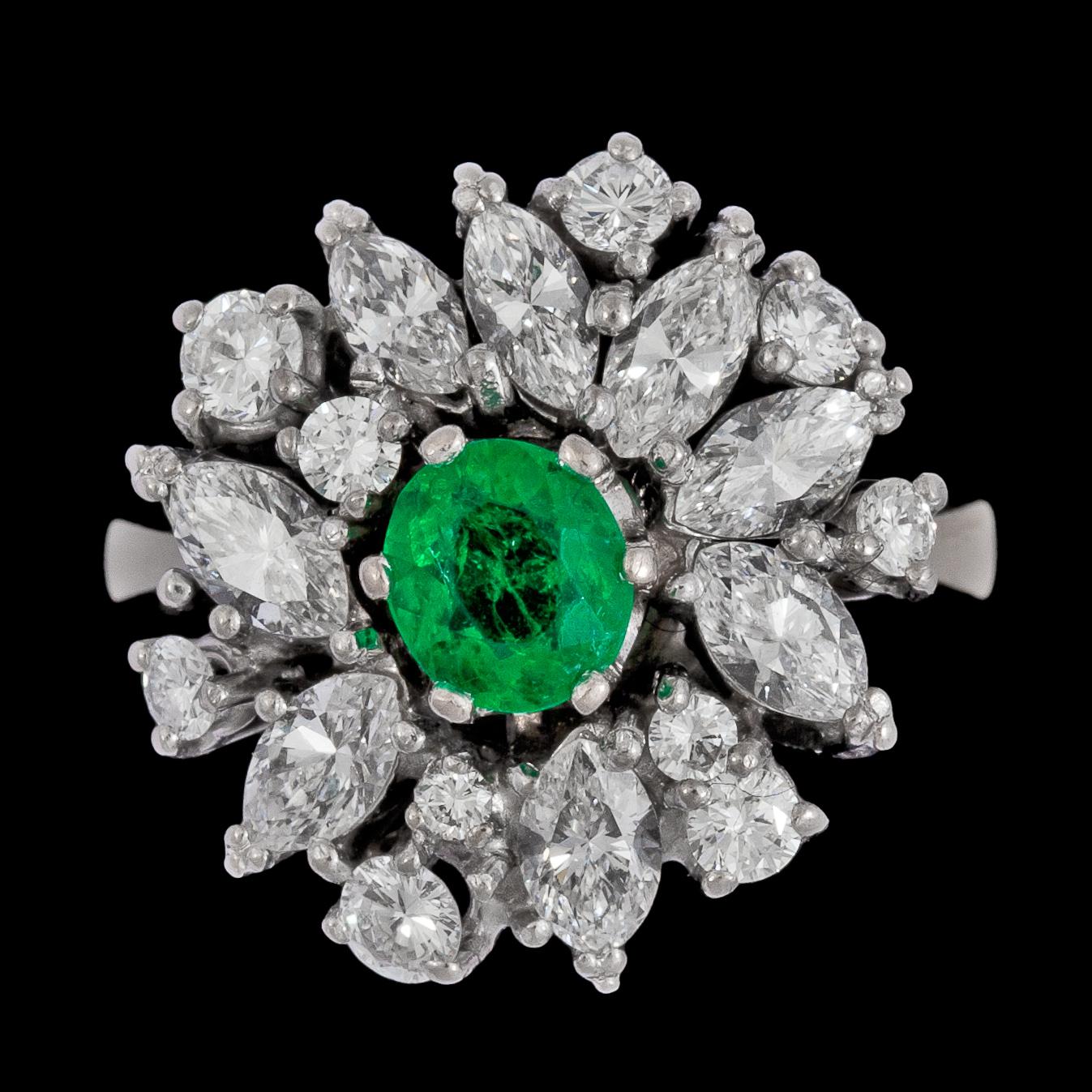 RING, rund fasettslipad smaragd med navett- och briljantslipade diamanter, tot. ca 2.50 ct.