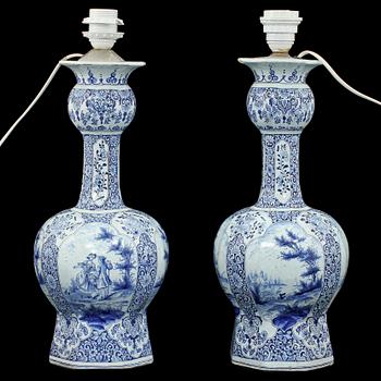 BORDSLAMPOR, ett par, fajans, Delft, Holland, 1700-tal.