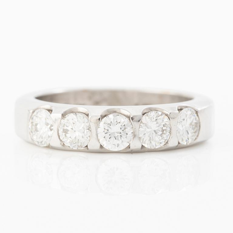 Half eternity ring in 14K white gold set with brilliant-cut diamonds.