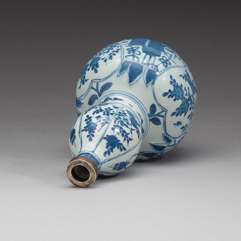 A blue and white vase, Ming dynasty, Wanli (1573-1620).