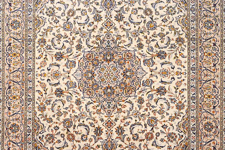A Kashan carpet, c. 400 x 289 cm.