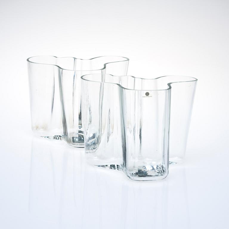 VASER, 2 st, glas, "Savoy", signerade Alvar Aalto - 3030. 1970-80-tal.