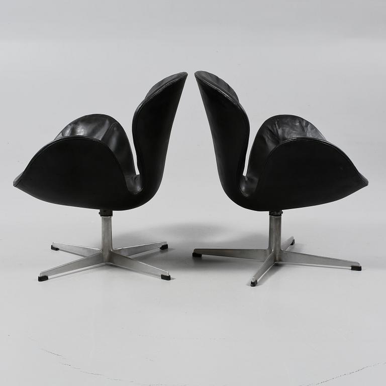 FÅTÖLJER, ett par, "Svanen" av Arne Jacobsen för Fritz Hansen, Danmark, 1900-talets andra hälft.