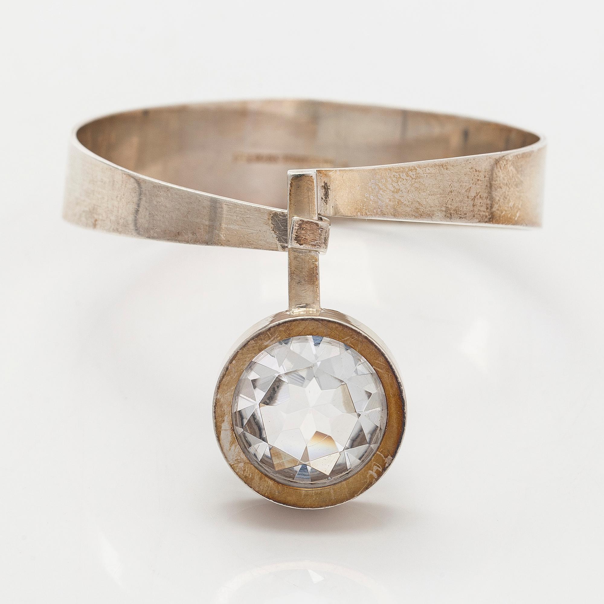 Elis Kauppi, armring, sterlingsilver med fasettslipad bergkristall. Kupittaan Kulta, Åbo.