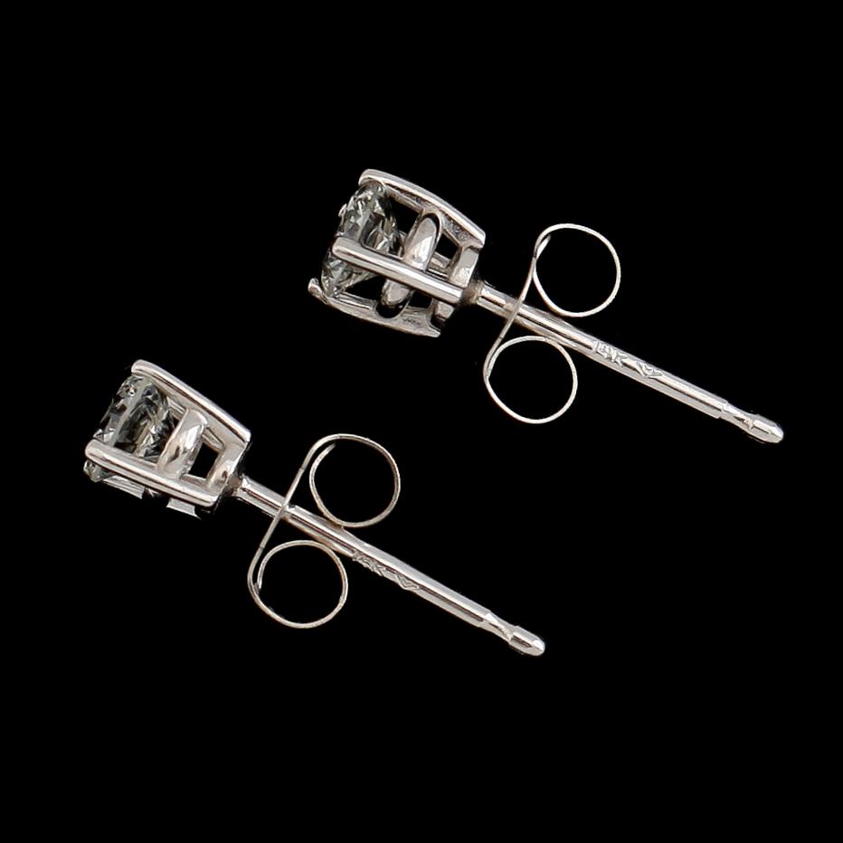 ÖRHÄNGEN, 1 par, 14 k vitguld, briljantslipade diamanter tot ca 0.33 ct. Vikt ca 0,5 g.