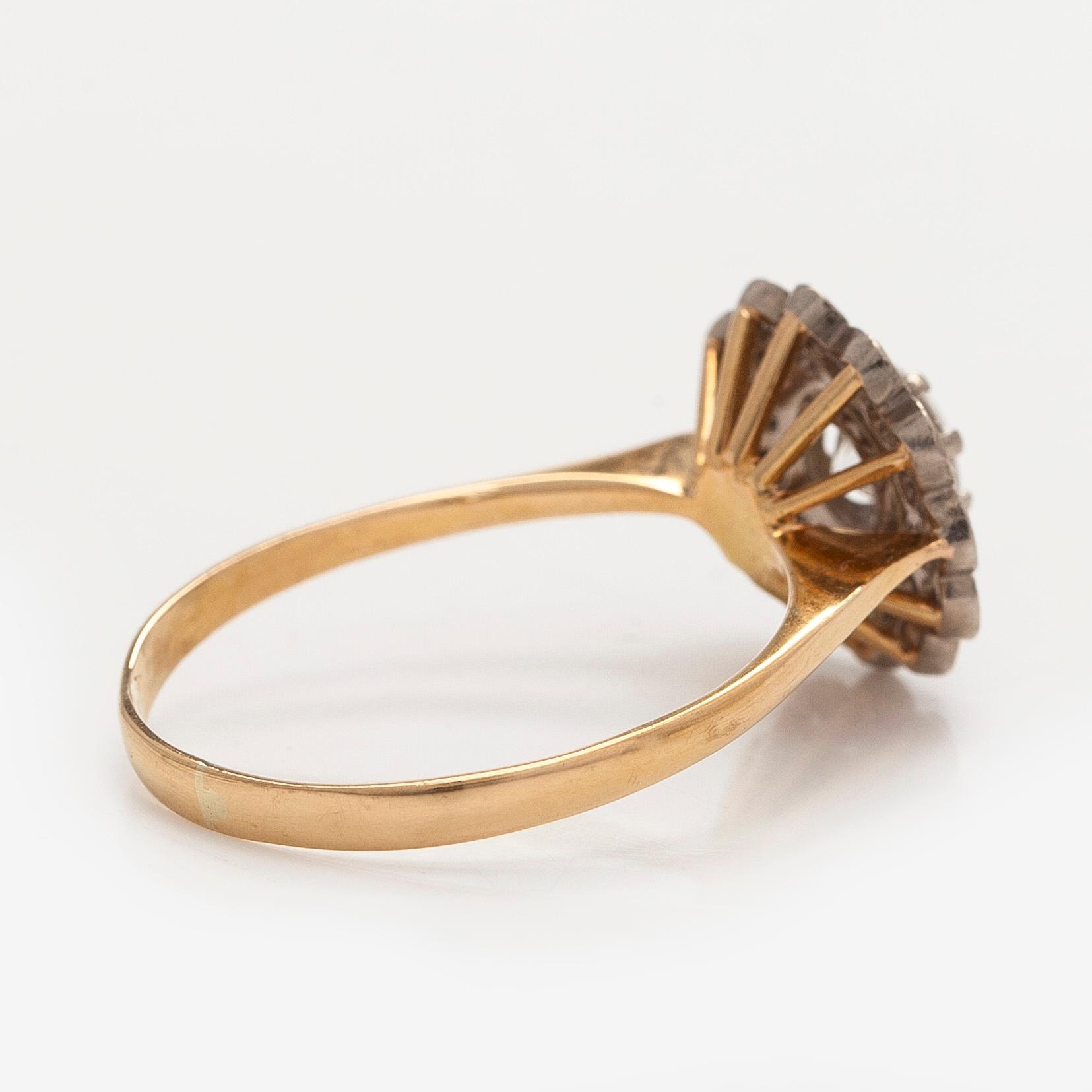 An 18K gold carmosé ring with brilliant cut diamond and octagon-cut diamonds.